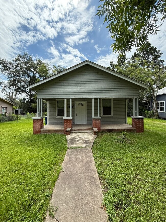 Primary Photo - Renovated home in Silsbee! Available NOW -...