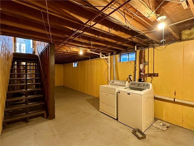 Building Photo - 35 Lancashire St