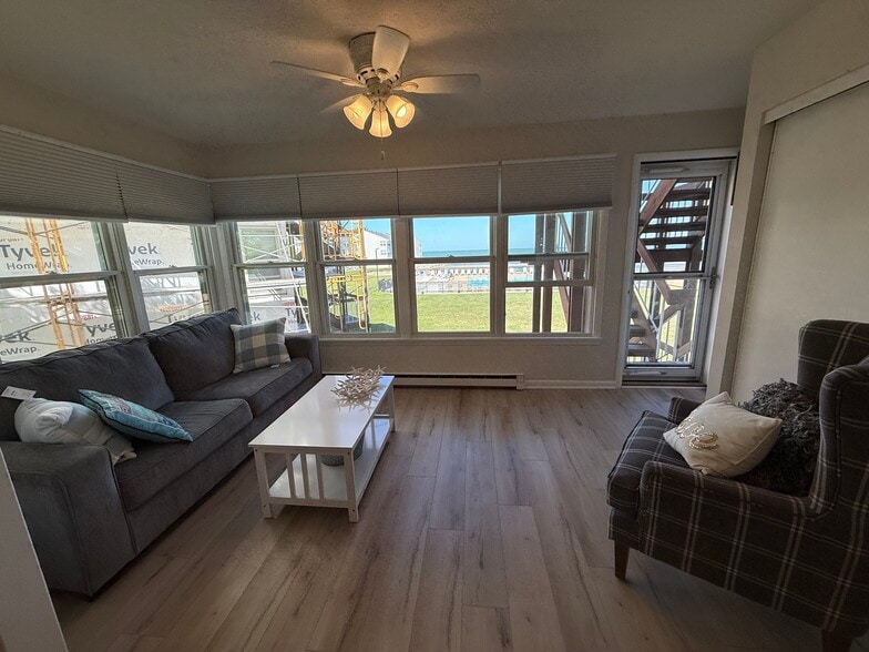 Building Photo - 206 W Lakeshore Dr