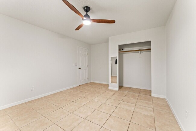 Building Photo - **FIRST MONTH FREE RENT OFFER** Charming 2-Bed Duplex Retreat in Edgewater, so close to the beach...