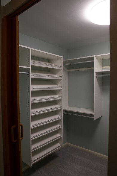 Master Closet - 1640 Oakwood Dr