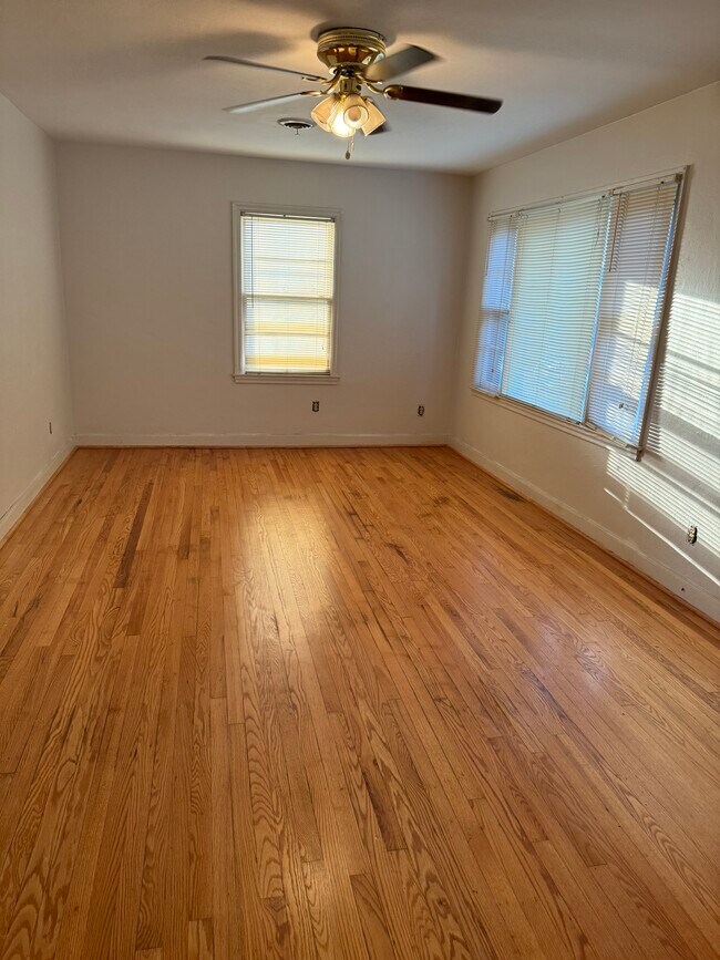 family room - 536 Janette Ave SW