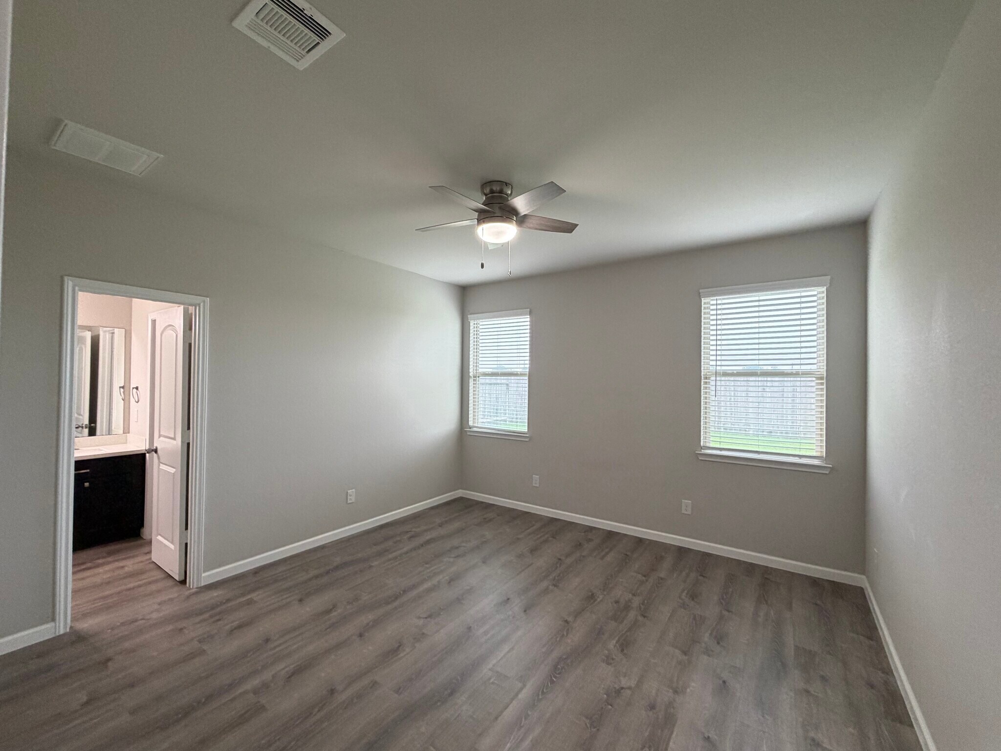 Building Photo - 6118 Yesenia St