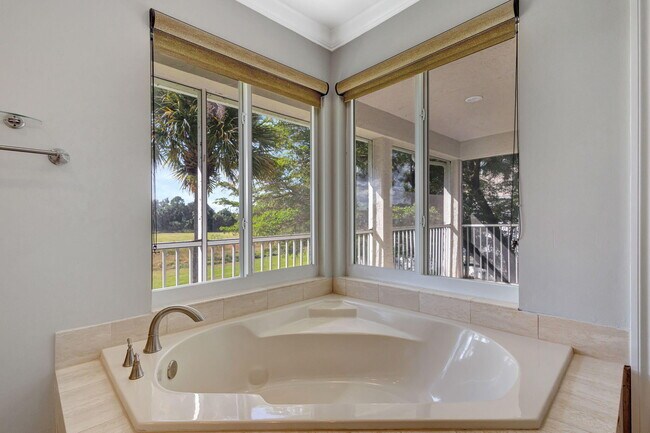 Building Photo - 11839 Pebblewood Dr