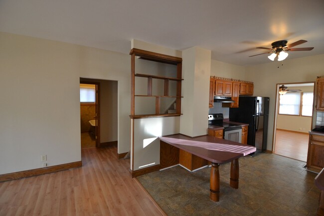 Building Photo - Remodeled 3-4 bedroom, open floor plan, Ne...