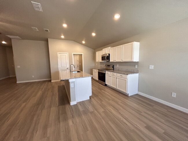 Building Photo - 3 Bedroom 2 Bathroom