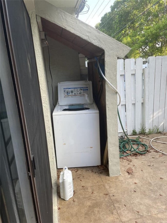 Building Photo - 3007 NW 5th Terrace