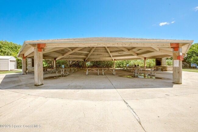 Building Photo - 290 Paradise Blvd