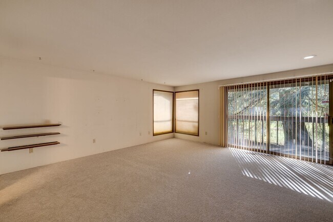 Building Photo - Mid Century Charming Bothell Retreat on 10...