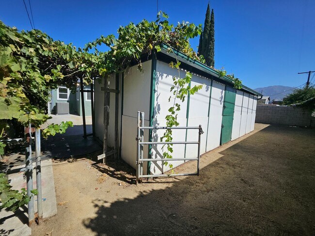 Building Photo - **Charming 3-Bedroom Home in Burbank Rancho**