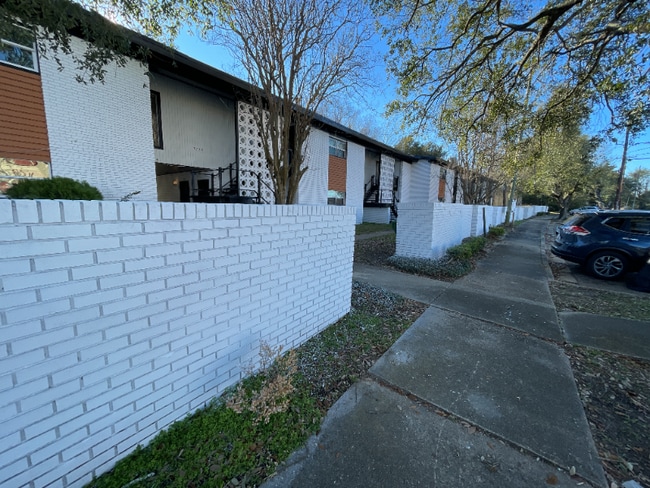Building Photo - 3709 Wesley Dr