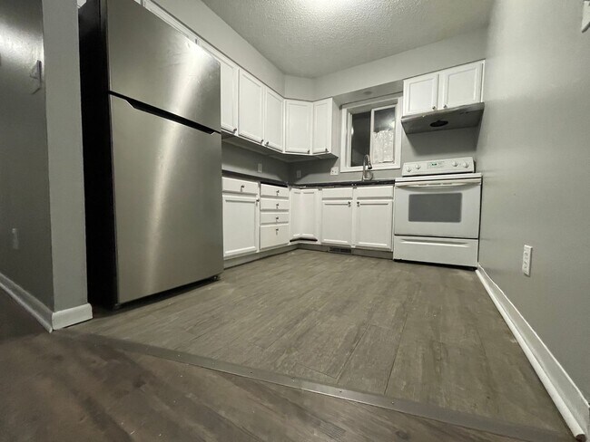 Building Photo - Amazing 5 Bedroom 2 Bathroom Home in South Minneapolis!