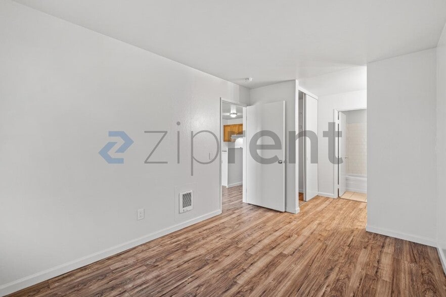 Building Photo - 100 Village Dr