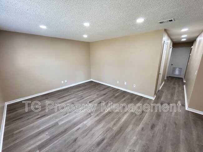 Building Photo - 467 Lombard St