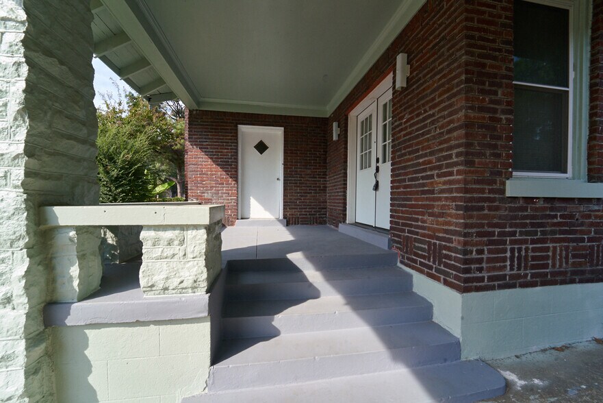 Building Photo - 910 N Evergreen St