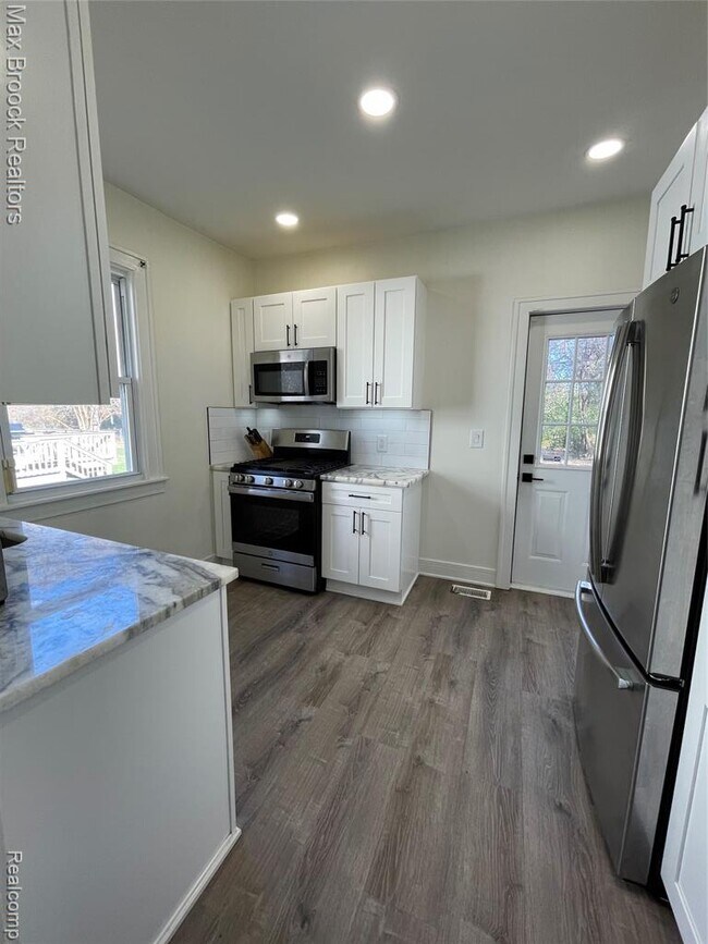 Building Photo - 808 Laprairie St