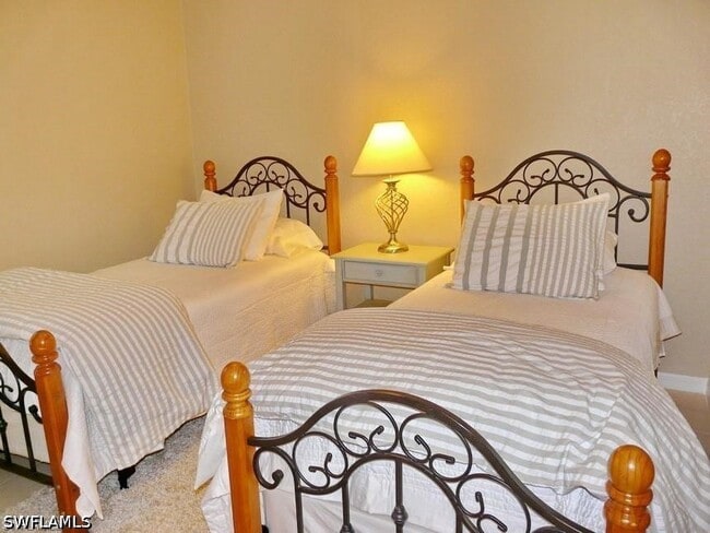 Building Photo - 264 Castaways St