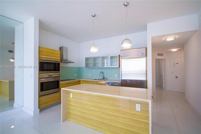 Building Photo - 2020 N Bayshore Dr