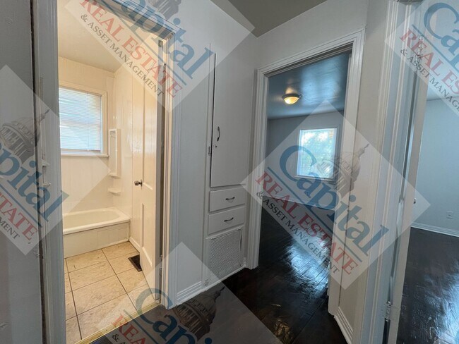 Building Photo - Cute 2 Bedroom with Detached Garage