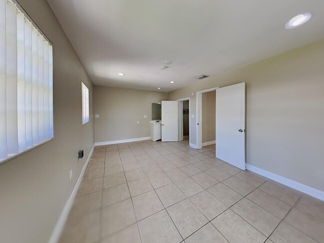 Building Photo - 8450 SW 27th Terrace