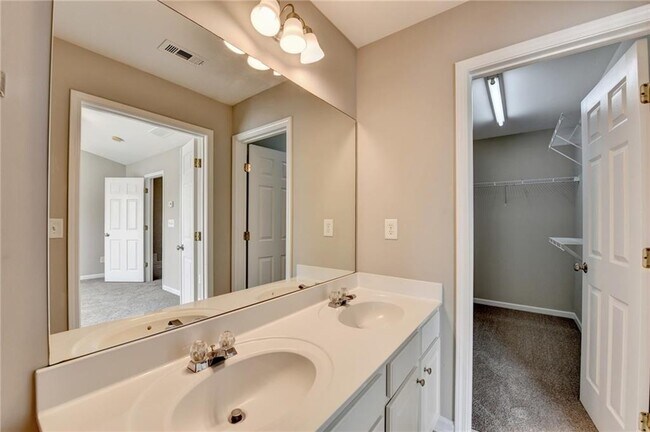 Building Photo - 4020 Edgecomb Dr
