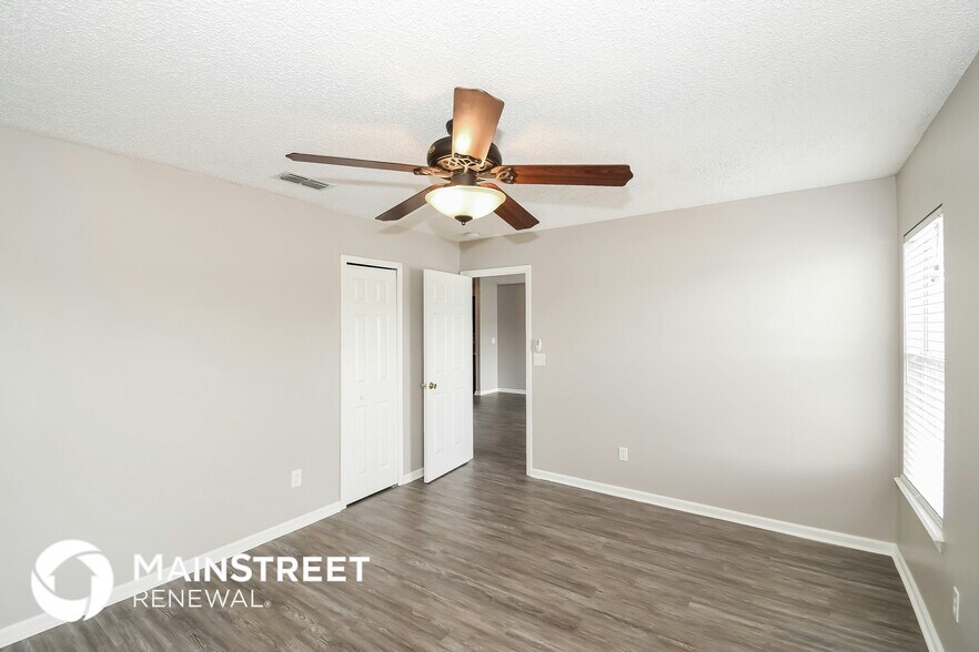 Building Photo - 7405 International Village Dr