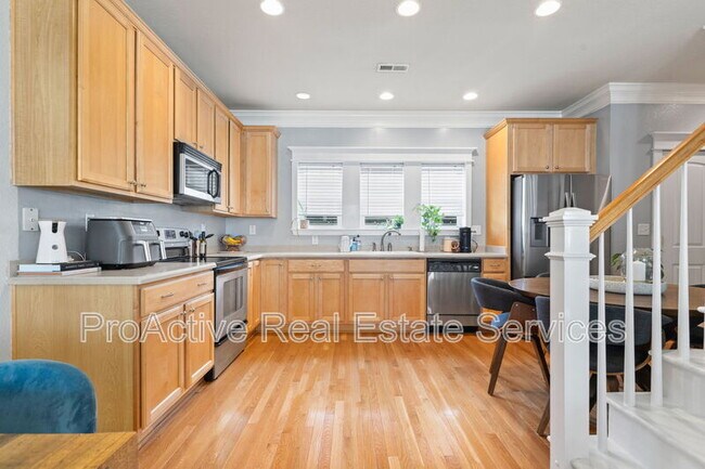 Building Photo - 9518 3rd Bay St