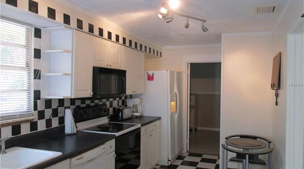 Building Photo - 410 28th St W