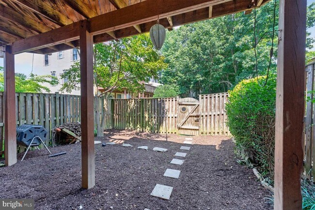 Building Photo - 6374 English Ivy Way