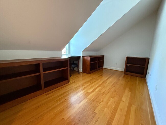 Building Photo - 935 Charter Oaks Dr
