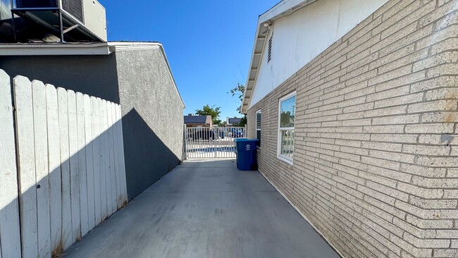 Building Photo - 3-Bed, 2-Bath Single Story Home with Big Y...