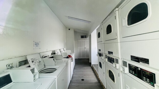 Building Photo - 2536 Woodgate Blvd