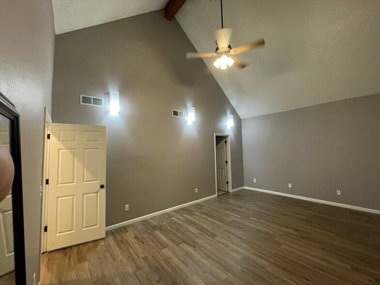 Building Photo - 930 E Primrose St