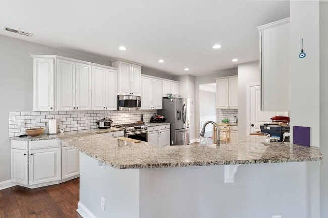 Building Photo - Available Early September! Gorgeous 5 Bed, 3.5 Ba Located In Kitts Creek - Pet Friendly!