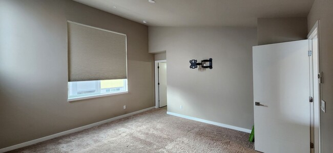 Building Photo - Spacious 3 bedroom Home MOVE-IN READY