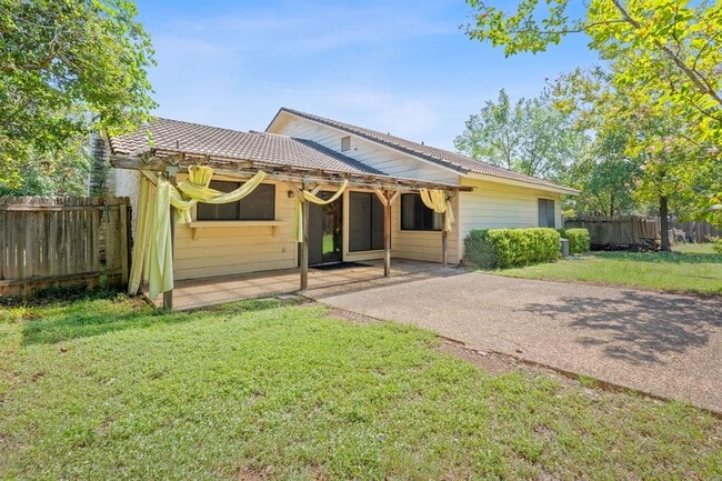 Building Photo - 709 Show Low Ct