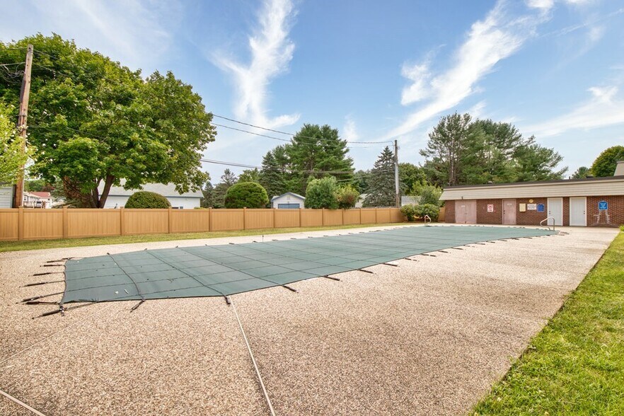 Building Photo - 3 Hallmark Gdns