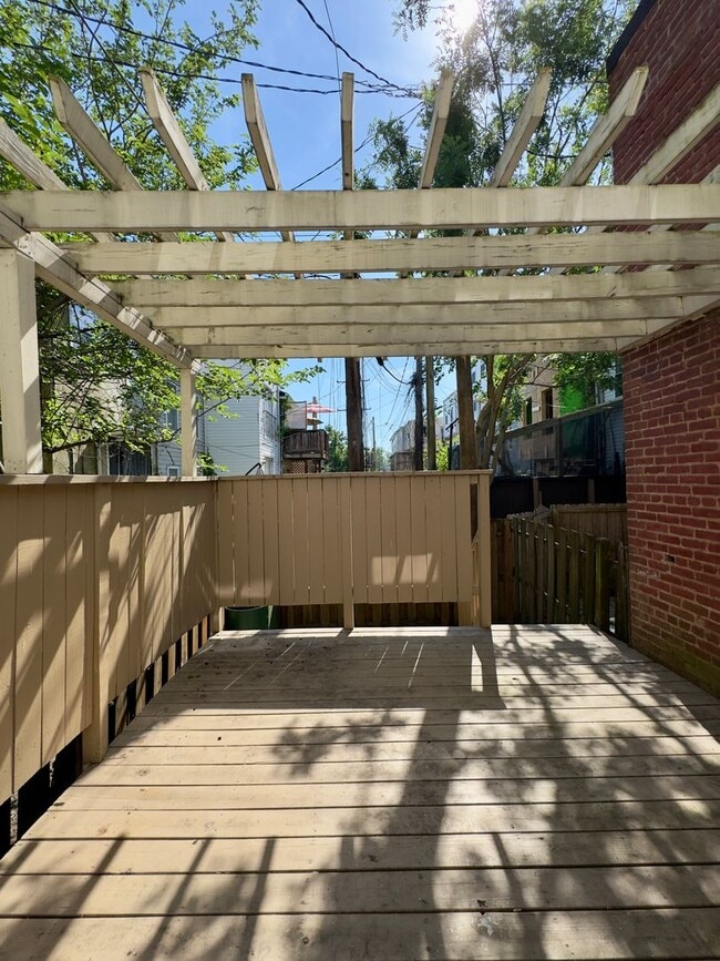 Building Photo - Beautiful 3Bed/2.5Bath Home in the City