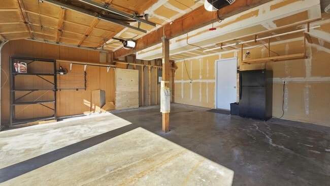 Building Photo - Cul-de-Sac Home Near Alderwood with Private Backyard