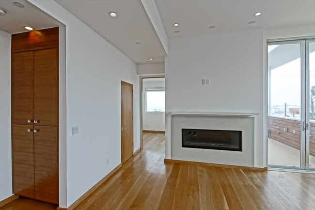 Building Photo - 4BR3.5BA + OFFICE! NEWER CONSTRUCTION, MOD...