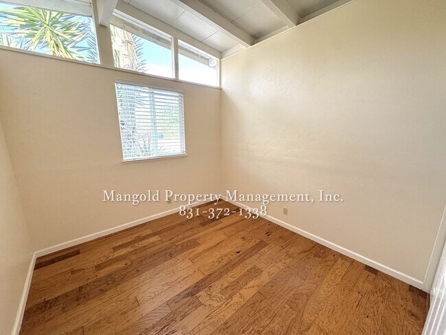 Building Photo - Beautiful 3-Bed, 2 Bath Mission Fields Home in Carmel-by-the-Sea with Modern Kitchen and Hardwood...