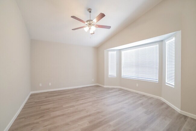 Building Photo - 907 N Red Rock St