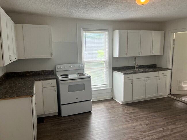 Building Photo - 2 bedroom 1 bath house
