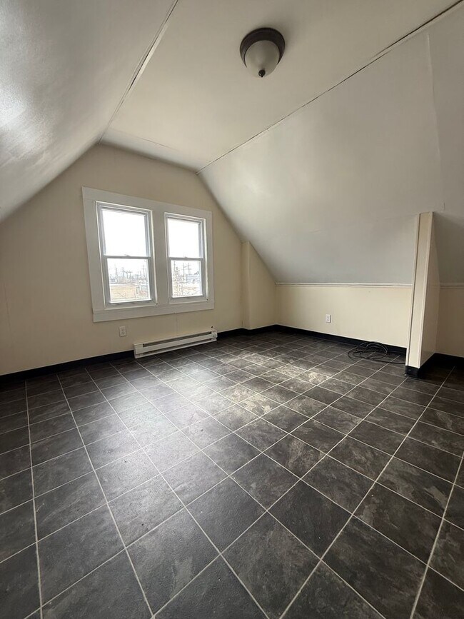 Building Photo - Collinwood Single Home Water/sewer included