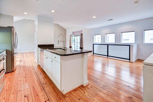 Building Photo - Open Floorplan 3-story Townhome in Midtown!