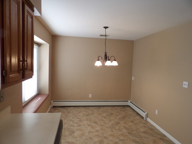 Breakfast Area - 98 Lincoln Park Rd