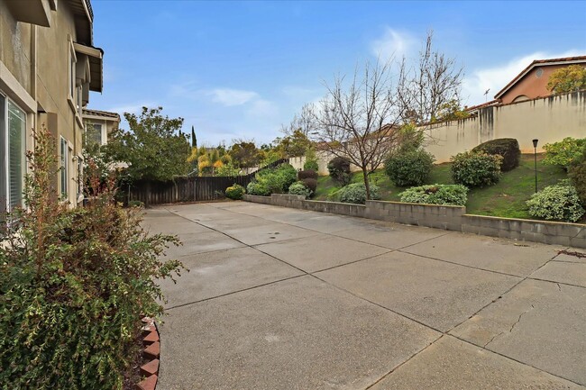 Building Photo - 4 Bed 3 Bath Home With 3 Car Garage High Ceilings And Fenced Yard