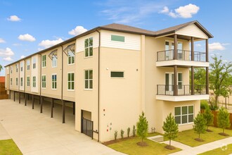 Building Photo - 6418 Maple