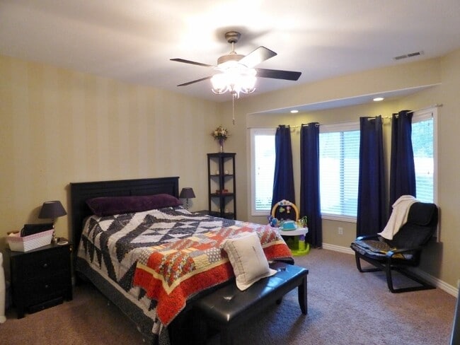 Building Photo - Great 3 BD 2.5 BA Twin Home. Great Location.