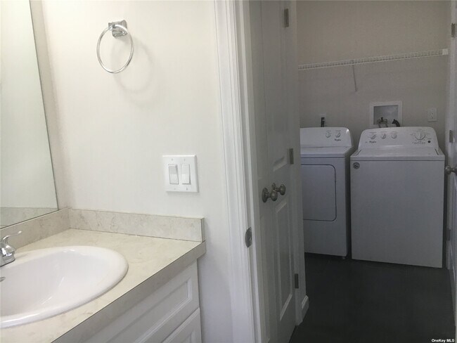 Building Photo - 1033 Park Ave